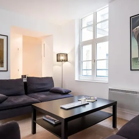 Spacious One Bedroom Ideally Located 公寓