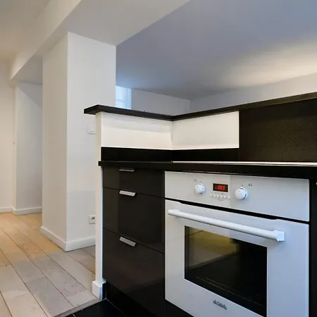 Spacious One Bedroom Ideally Located 里尔