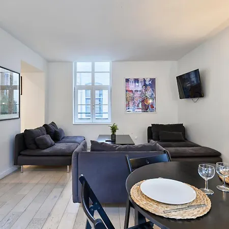 Spacious One Bedroom Ideally Located