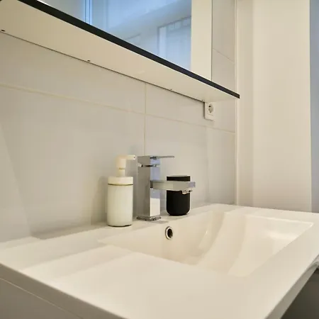 公寓 Spacious One Bedroom Ideally Located