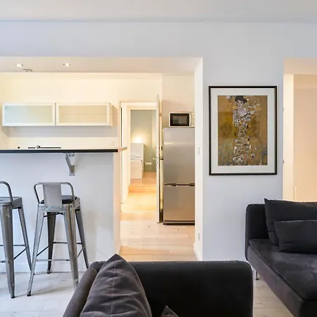 Spacious One Bedroom Ideally Located Διαμέρισμα