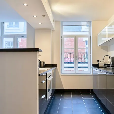 Spacious One Bedroom Ideally Located Διαμέρισμα *