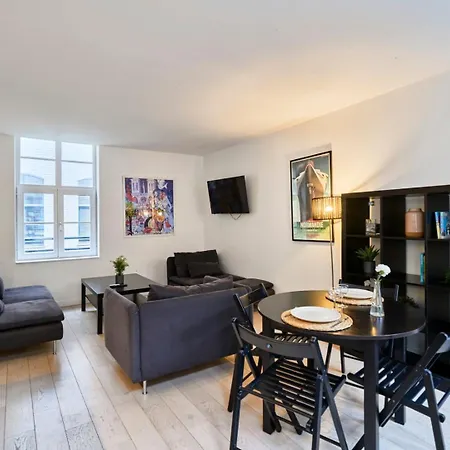 Spacious One Bedroom Ideally Located Apartment *