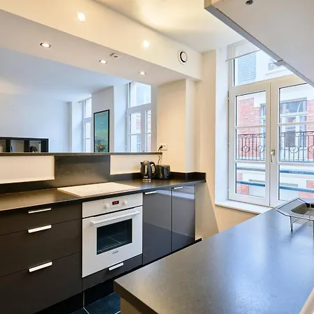 Spacious One Bedroom Ideally Located Διαμέρισμα *