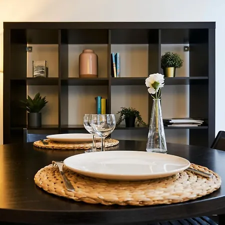 Spacious One Bedroom Ideally Located Διαμέρισμα