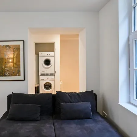 Spacious One Bedroom Ideally Located Διαμέρισμα *