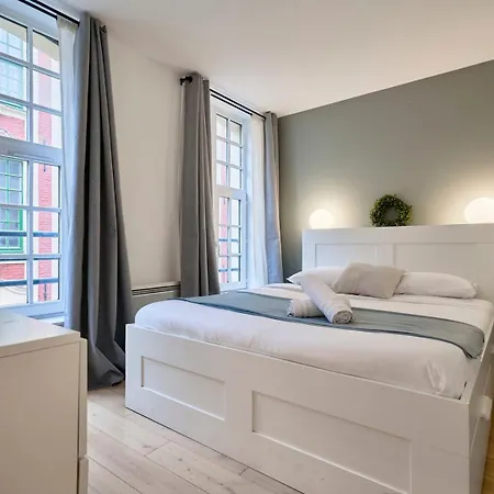 Spacious One Bedroom Ideally Located Apartment *