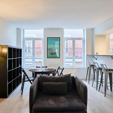 Spacious One Bedroom Ideally Located Apartment *