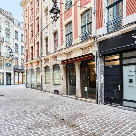 Spacious One Bedroom Ideally Located Apartment *