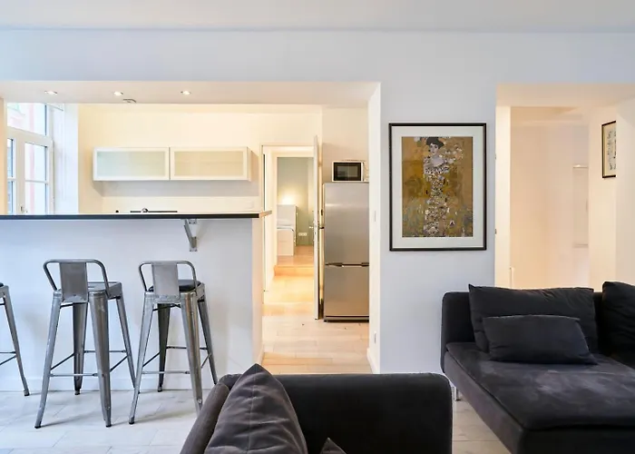Spacious One Bedroom Ideally Located Lejlighed