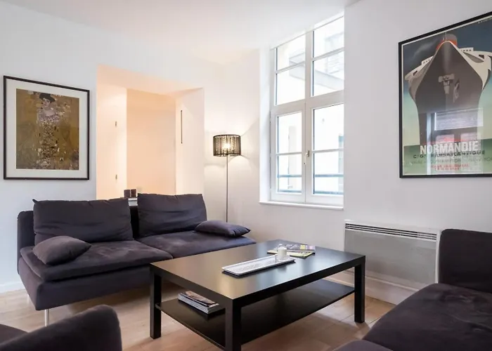 Spacious One Bedroom Ideally Located Lejlighed