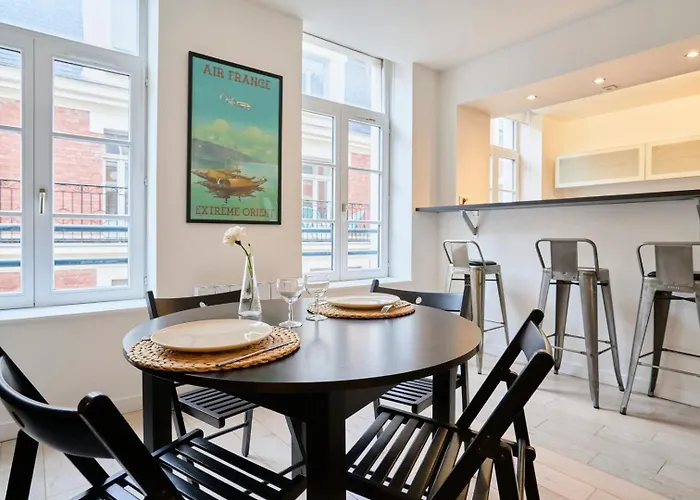 Spacious One Bedroom Ideally Located Lejlighed